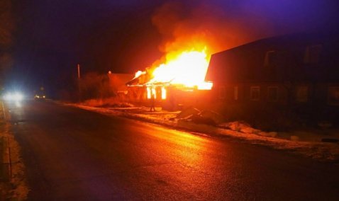 Неспокойные выходные: в Аладьино почти 7 часов тушили дом, на станции Кашира сгорел деревянный дом