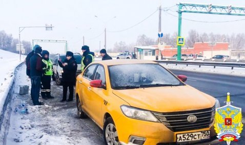 «Задержан за перевозку точно не знаю чего» – появилось видео задержания таксиста с пакетами спайса в Кашире