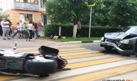 Lada Priora столкнулась с мотоциклом на улице Садовой в Кашире-2