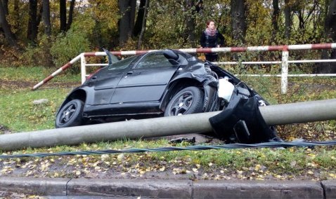 Автомобиль снес столб на выезде из Каширы