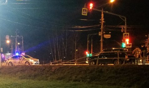 Не прошло и месяца: в результате ДТП у Макдональдса автомобиль снова проломил пешеходное ограждение