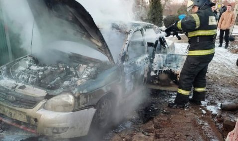 Lada Приора сгорела на парковке в Ожерелье