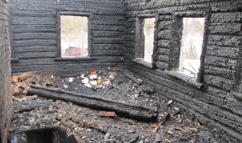 Пожар в деревне Маслово уничтожил деревянный дом