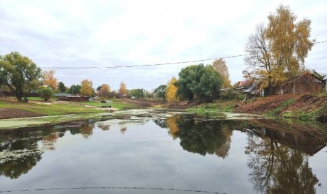 Навесы, скамейки, очистка водоема: в деревне Елькино благоустроили пруд