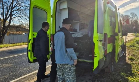 Каширские спасатели помогли медикам транспортировать тяжелобольного пациента