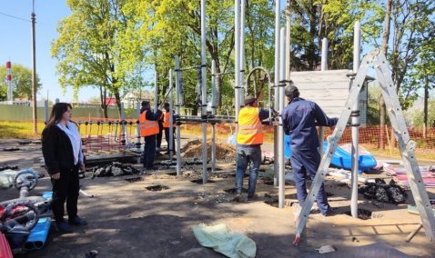 Губернаторские детские площадки начали устанавливать в Ожерелье и Корыстово