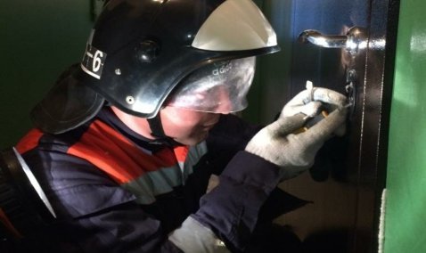 Каширские спасатели вызволили из домашнего «заточения» мужчину-инвалида