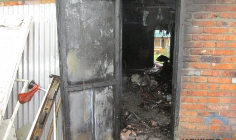 На улице Большой Посадской в Кашире-1 горит гараж