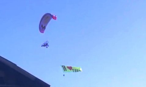 В Кашире заметили мужчину на параплане с любовным посланием