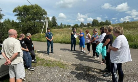 После пожара с погибшим в Ягодне провели профилактическую встречу с жителями