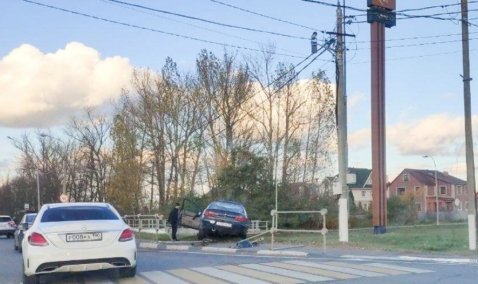 Еще одно ДТП на «Пушкарке»: автомобиль Opel вылетел на пешеходный тротуар