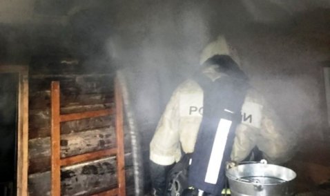 Два пожарных расчета ликвидировали возгорание хозпостройки в Острогах