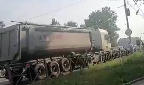 Неоправданный маневр: в Кашире на Стрелецкой ВАЗ влетел под фуру