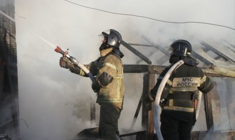 Около часа ликвидировали огонь в хозпостройке в Каширском СНТ