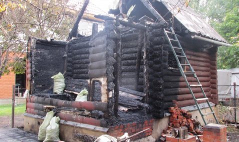 Десять пожарных минувшей ночью тушили баню в деревне Корыстово