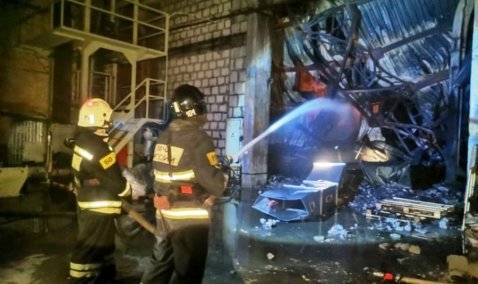 Крупный пожар тушили всю минувшую ночь на заводе в Кашире