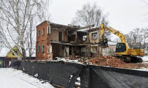 Двухэтажный дом-ровесник Октябрьской революции сносят у Никитского монастыря