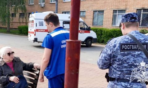 Упавшей на проезжей части пенсионерке экстренно пришли на помощь в Кашире