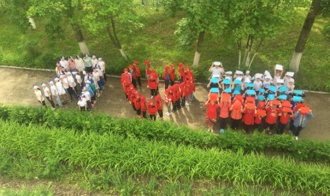 Флешмоб ко Дню России провели учащиеся первой школы