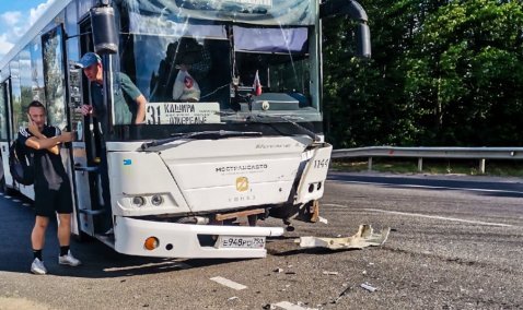 Пассажирский автобус и легковой автомобиль столкнулись в Кашире