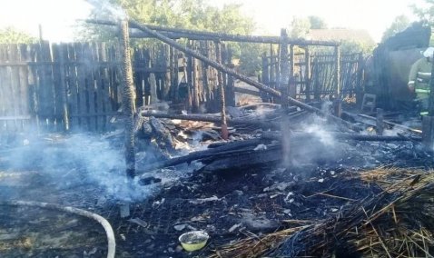 Дом и хозпостройка сгорели в течение суток в Кашире