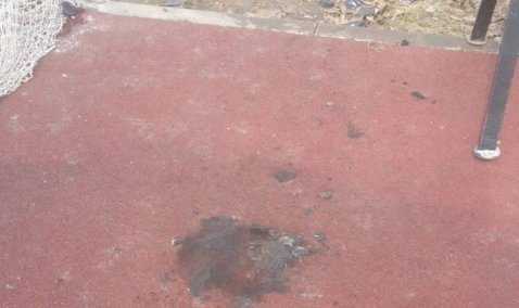 Сожгли покрытие спортплощадки, изрисовали столы и столбы: в парке Ожерелья «похозяйничали» вандалы