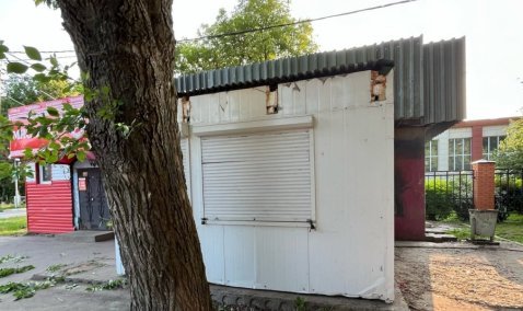 В центре Ожерелья посреди остановочного павильона установили ларек