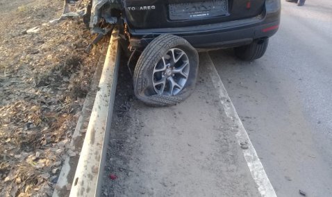 Оторванные колеса и смятое ограждение: водитель «Volkswagen» попал в ДТП между Каширой и Центролитом