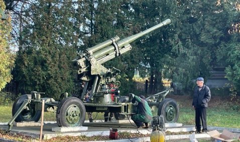 Знаменитую зенитку приводят в порядок в сквере Каширского краеведческого музея