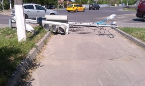 Светофор упал на перекрестке улицы Стрелецкой и Иваньковского шоссе в Кашире-1