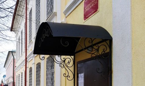 Вырывал деревья, бил ногой в забор – в Кашире многодетного отца судили за порчу чужого имущества