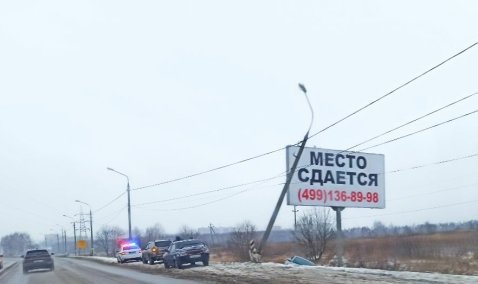 Легковой автомобиль вылетел в кювет на Каширском проспекте