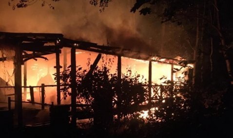 В поселке Зендиково до утра тушили пожар в хозяйственной постройке