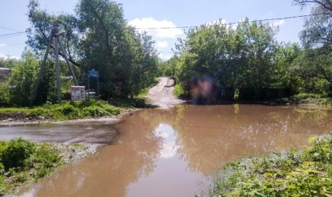 Жители деревни Терново-1 после дождей оказываются отрезанными от дороги из-за огромной лужи