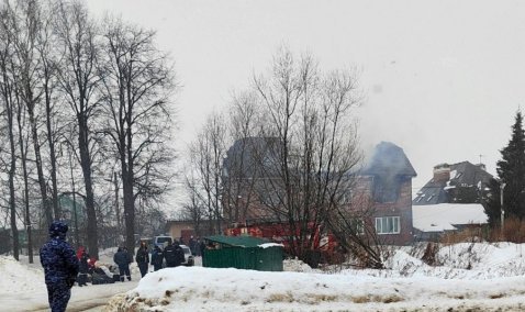 Большой жилой дом сгорел в воскресенье в деревне Аладьино