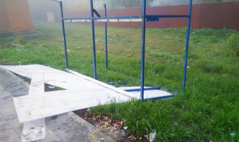 Не простоял и недели: неизвестные разгромили остановочный павильон на ул. Стрелецкой в Кашире