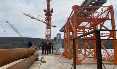 Временную технологическую переправу возводят на ремонтируемом мосту через Оку