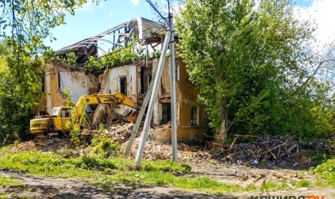 На станции Кашира сносят двухэтажный дом, признанный аварийным 10 лет назад