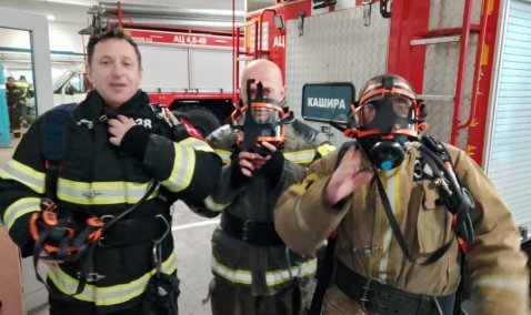 Каширские пожарные подтвердили навыки работы в задымленных помещениях