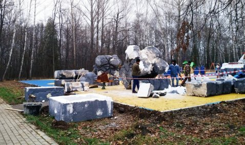 В Каширском парке демонтируют элементы с нового игрового комплекса