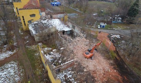 На станции Кашира начался снос бывшего клуба им. Ленинского комсомола