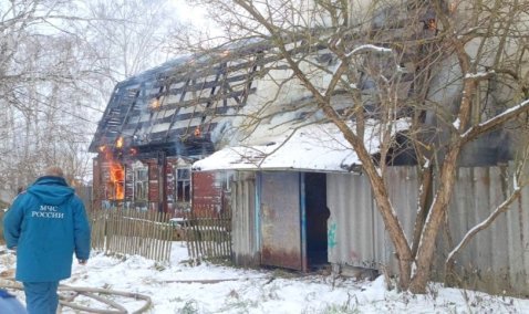 В результате пожара на станции Кашира выгорел частный дом