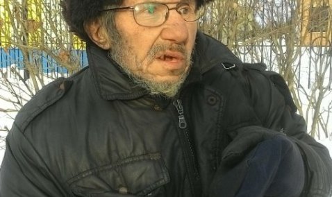 Мужчина, живущий в землянке у кладбища, ищет родных в Кашире