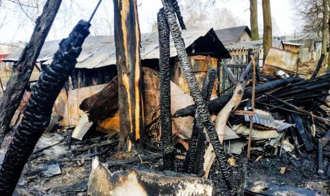Мужчина погиб при пожаре в сараях в деревне Тарасково