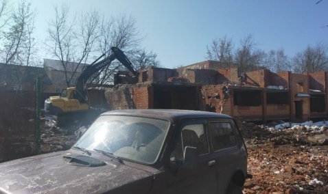 В Кашире-2 приступили к сносу недостроенной пятиэтажки