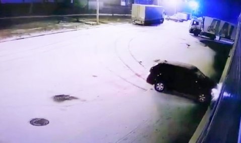 В Кашире-2 водитель въехал в стену торгового центра и скрылся с места ДТП