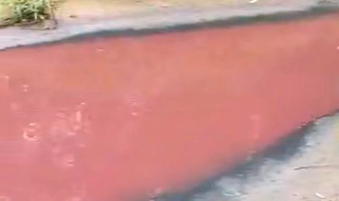 Вода окрасилась в красный цвет в месте сброса очистных сооружений в Оку