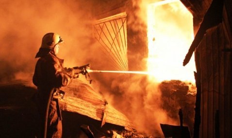 Более трех часов ликвидировали пожар в хозпостройке в деревне Яковское