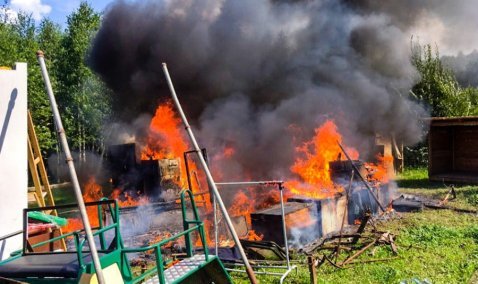 В Кашире горят сараи, палатки, вагоны РЖД и снова – автомобили: хроника пожаров за выходные