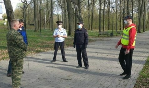 Посетителей парка в Ожерелье проверяет полиция и местная администрация